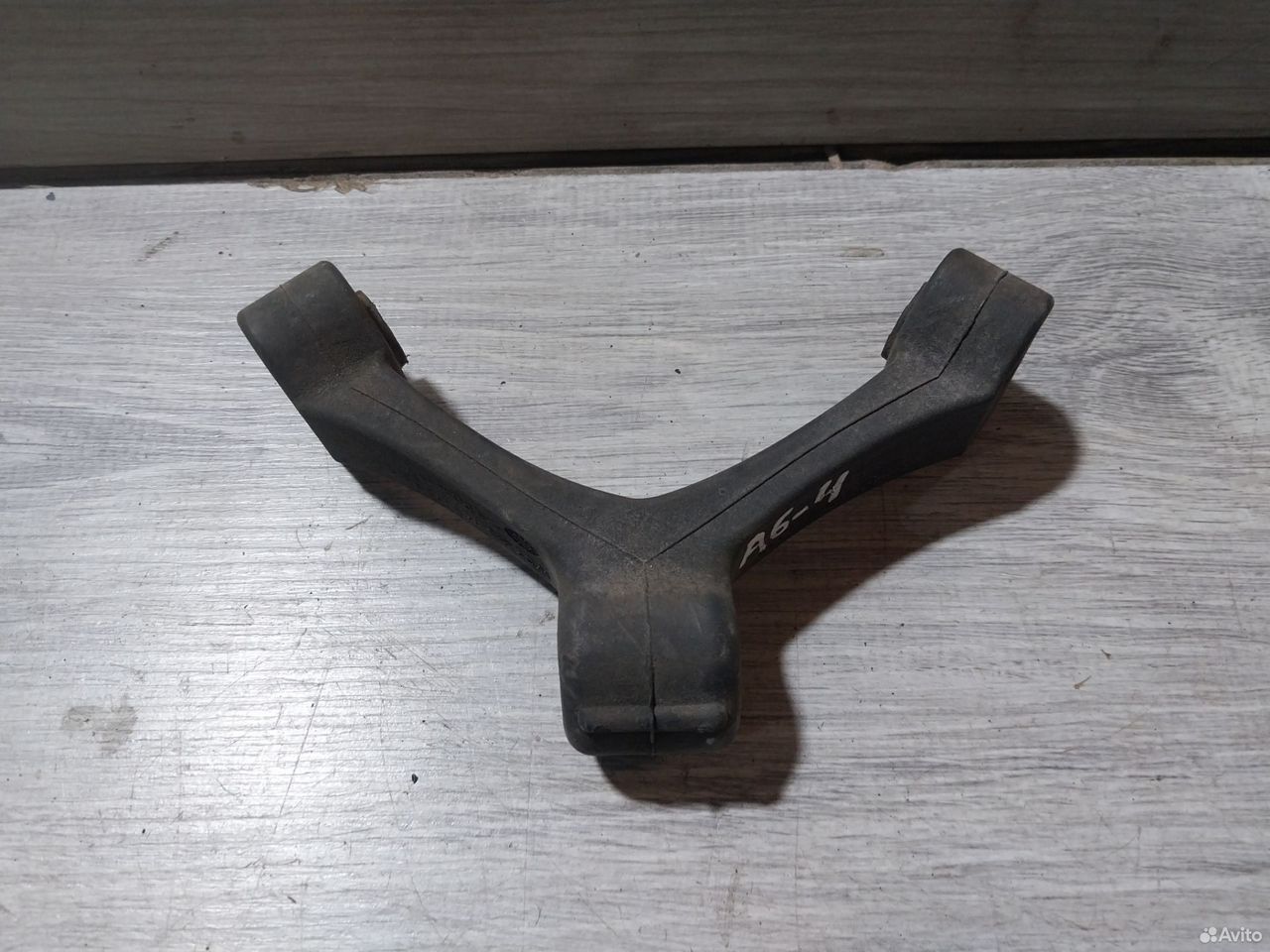 Резинка глушителя задняя Audi Au C5 8E0253147