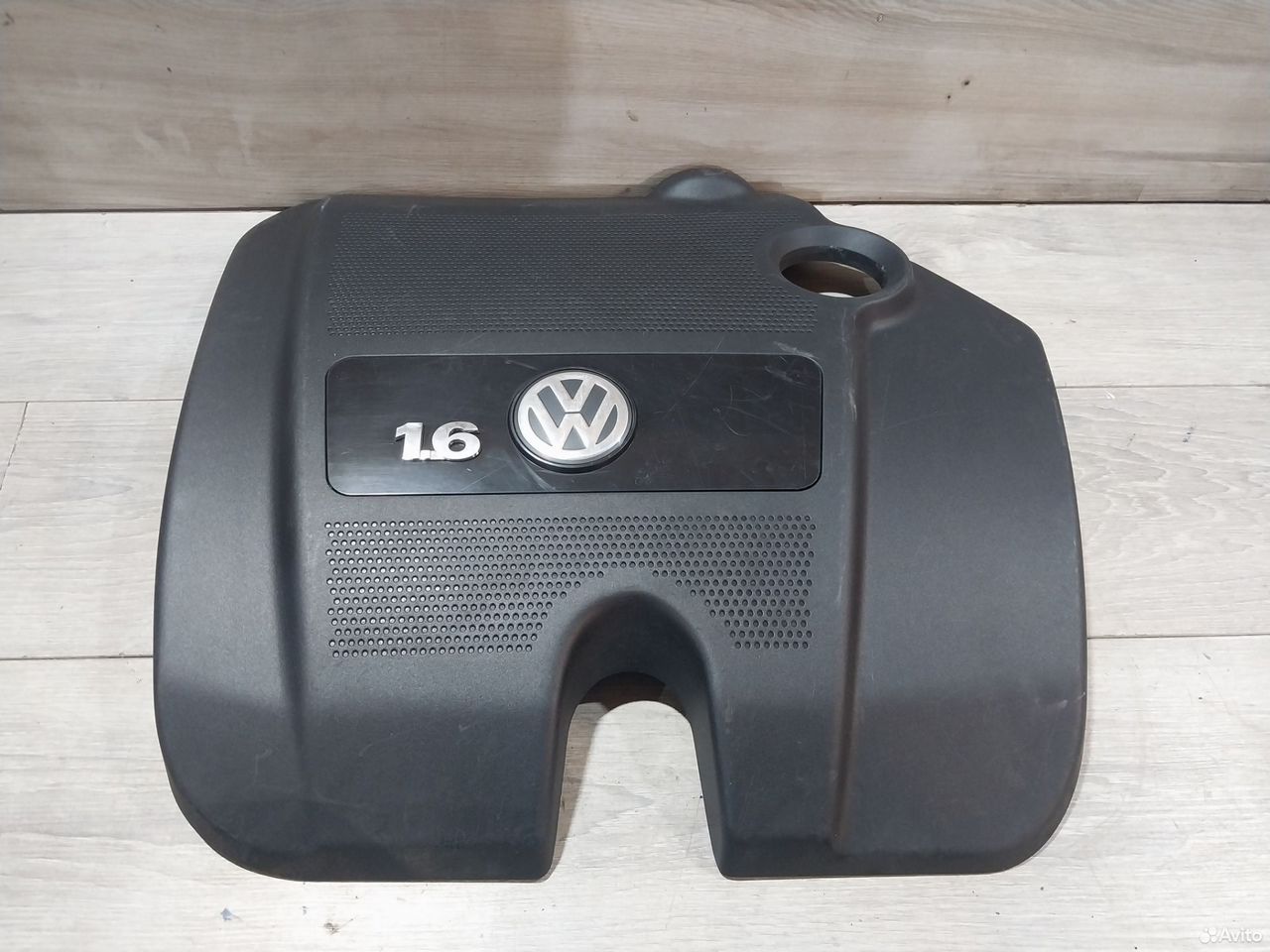 Крышка двигателя Volkswagen Golf 1.6 под ремонт