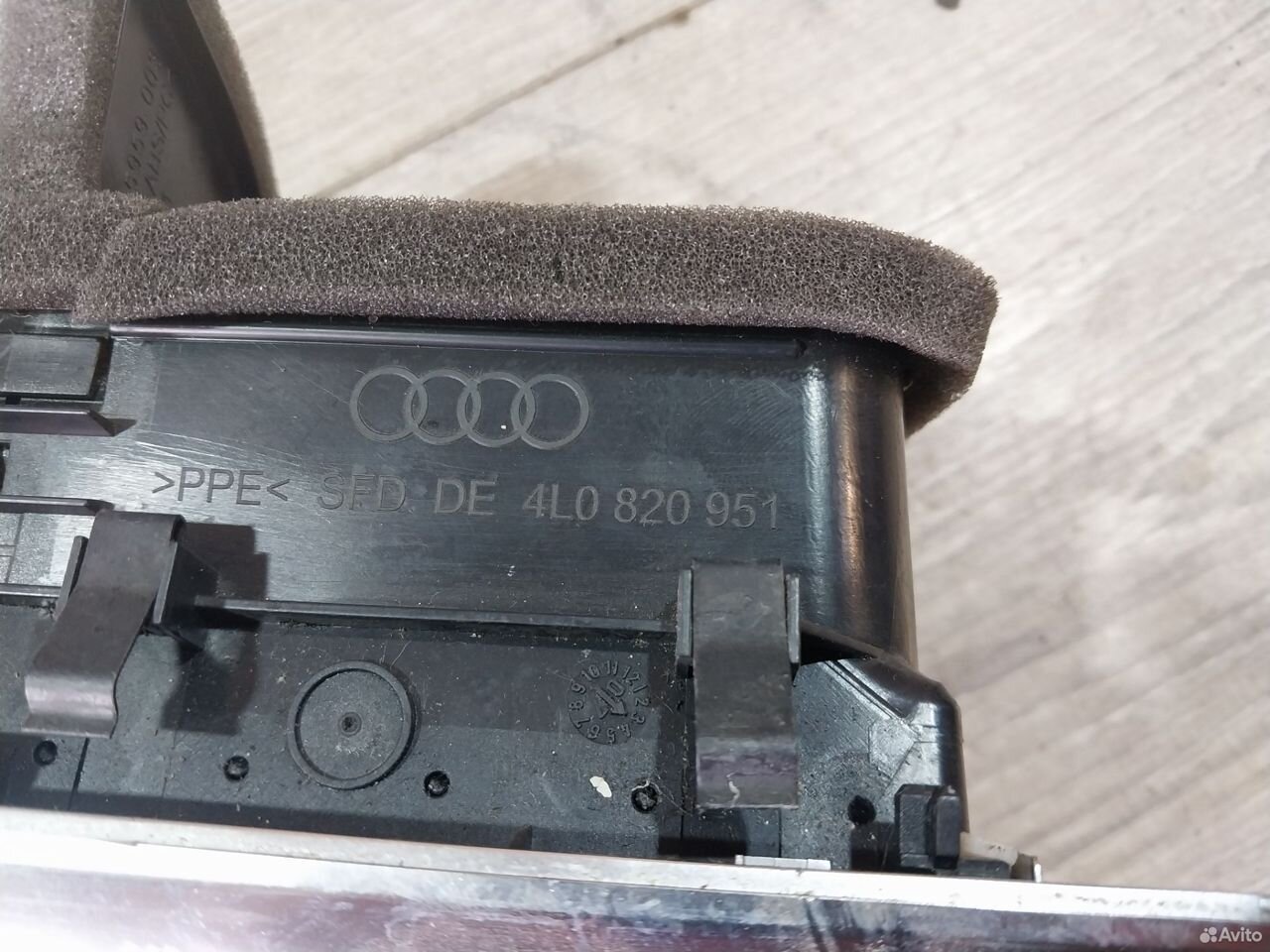 Дефлектор центральный Audi Q7 4L с дефектом — фото 10