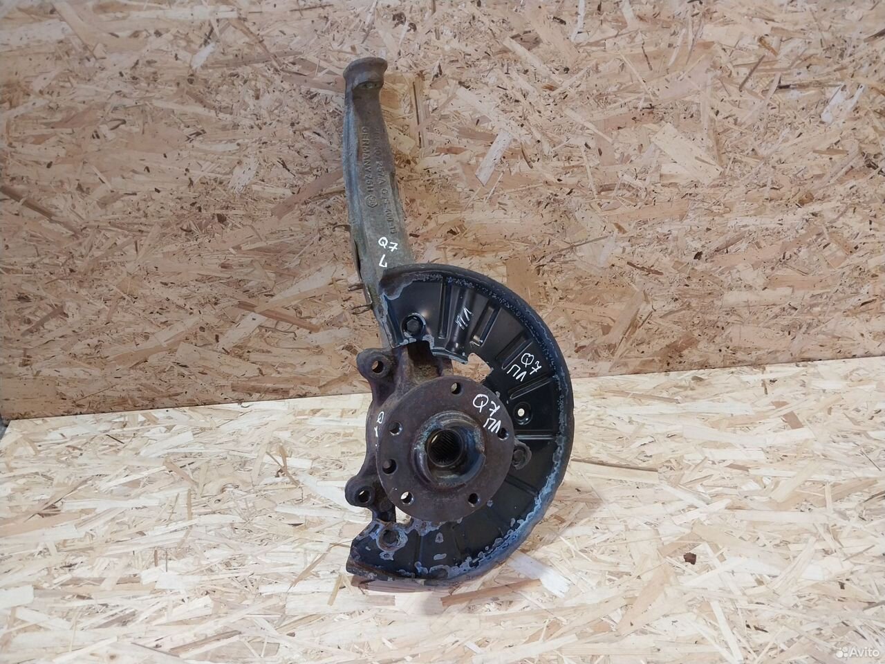 Поворотный кулак левый Audi Q7 4L 7L0407257A