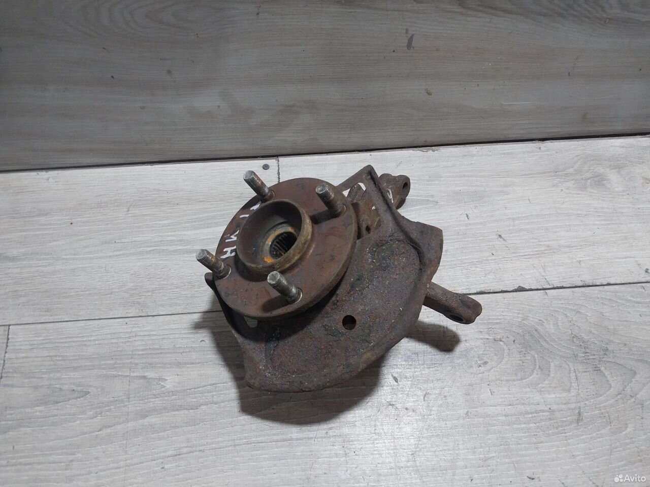 Поворотный кулак левый Nissan Almera Classic