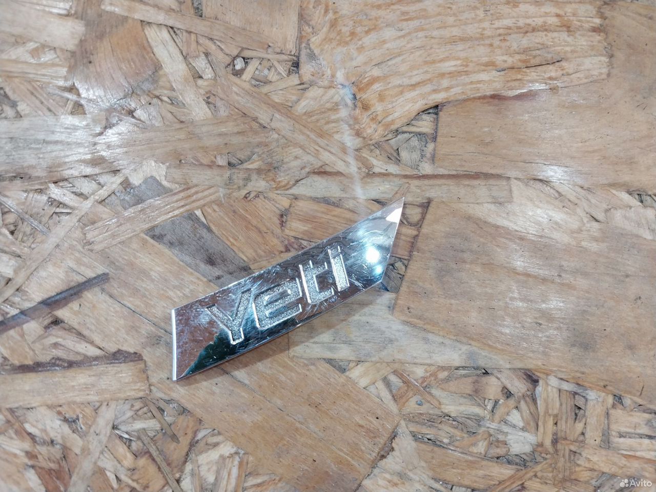 Эмблема Yeti в левую фару Skoda Yeti