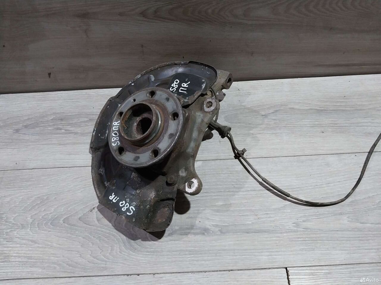 Поворотный кулак правый Volvo S80 1998-2003