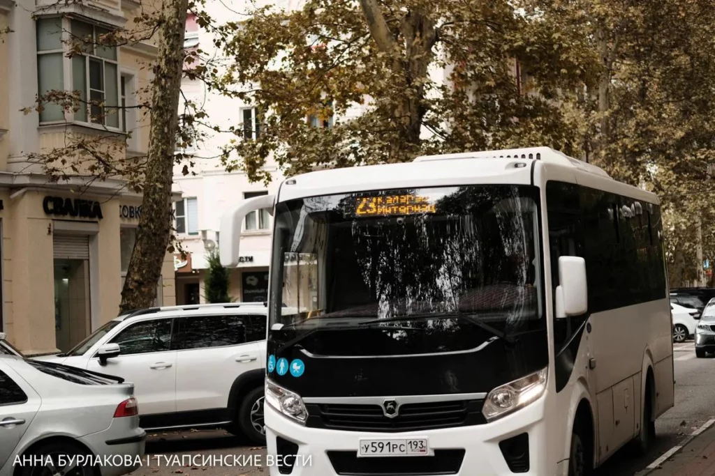 Автобус на городской улице в Туапсе