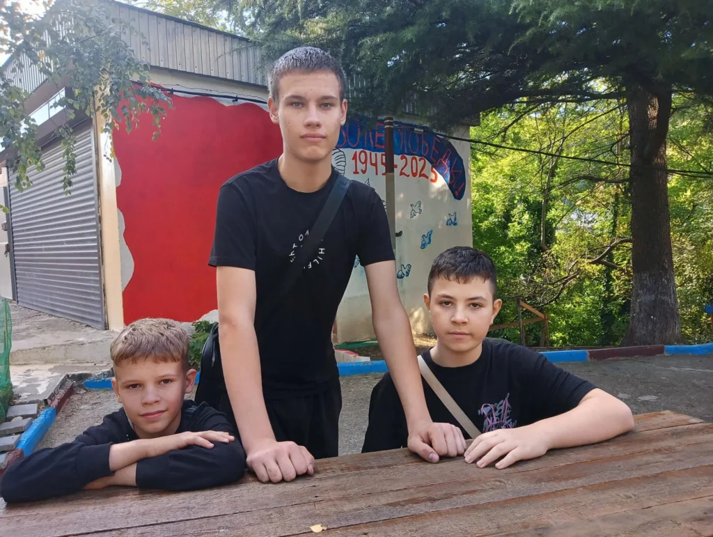 Ребята, которые благоустраивают двор дома на улице Ленинградской в Туапсе