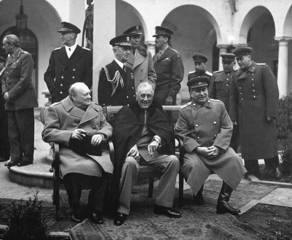 Уинстон Черчилль, Франклин Рузвельт и Иосиф Сталин на Ялтинской конференции