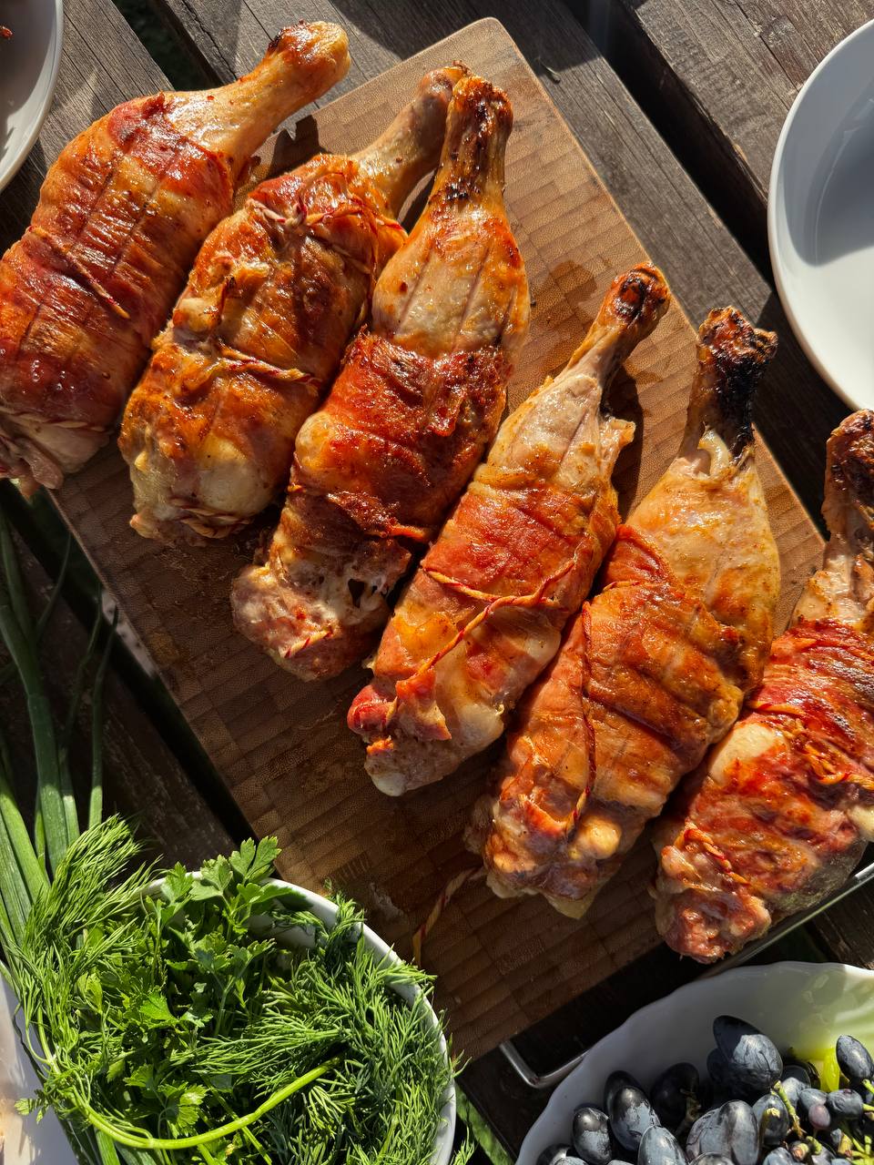 Куриные рулетики на кости с сыром и беконом