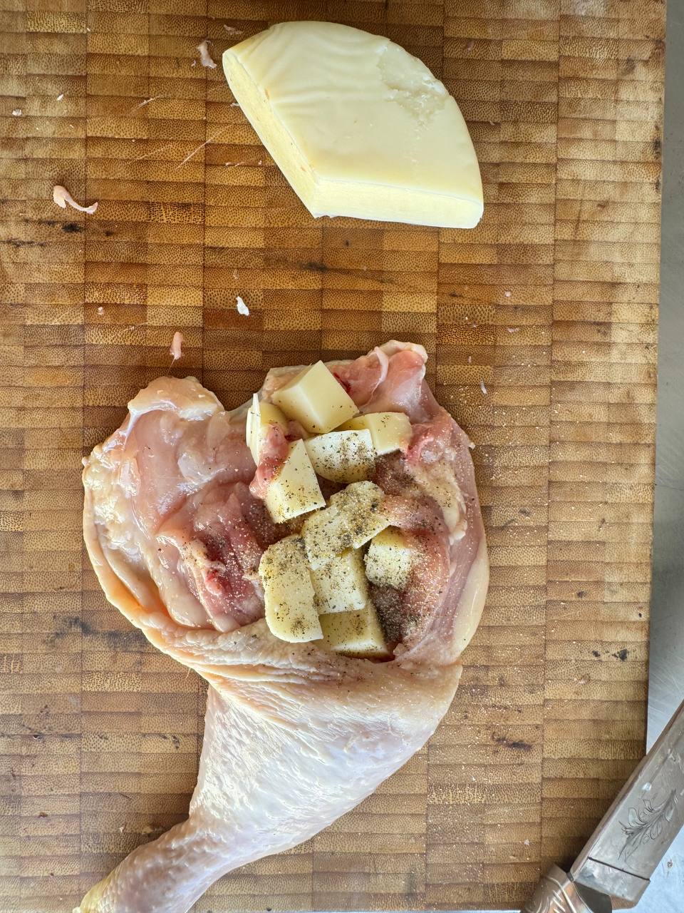 Куриные рулетики на кости с сыром и беконом