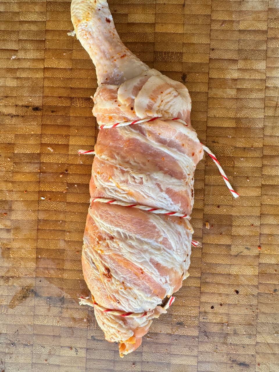 Куриные рулетики на кости с сыром и беконом