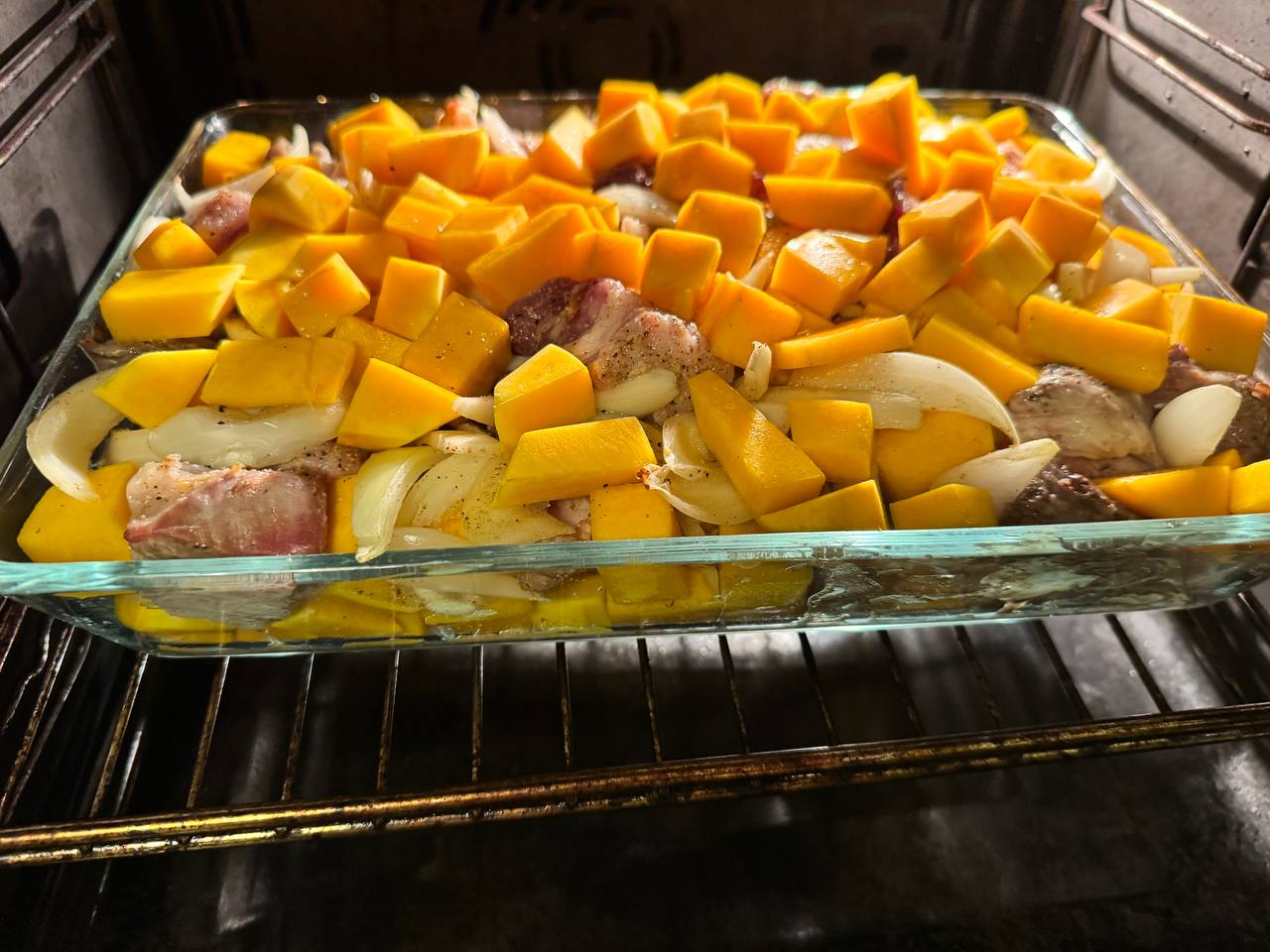 Тыква, запечённая с мясом (свинина + говядина)