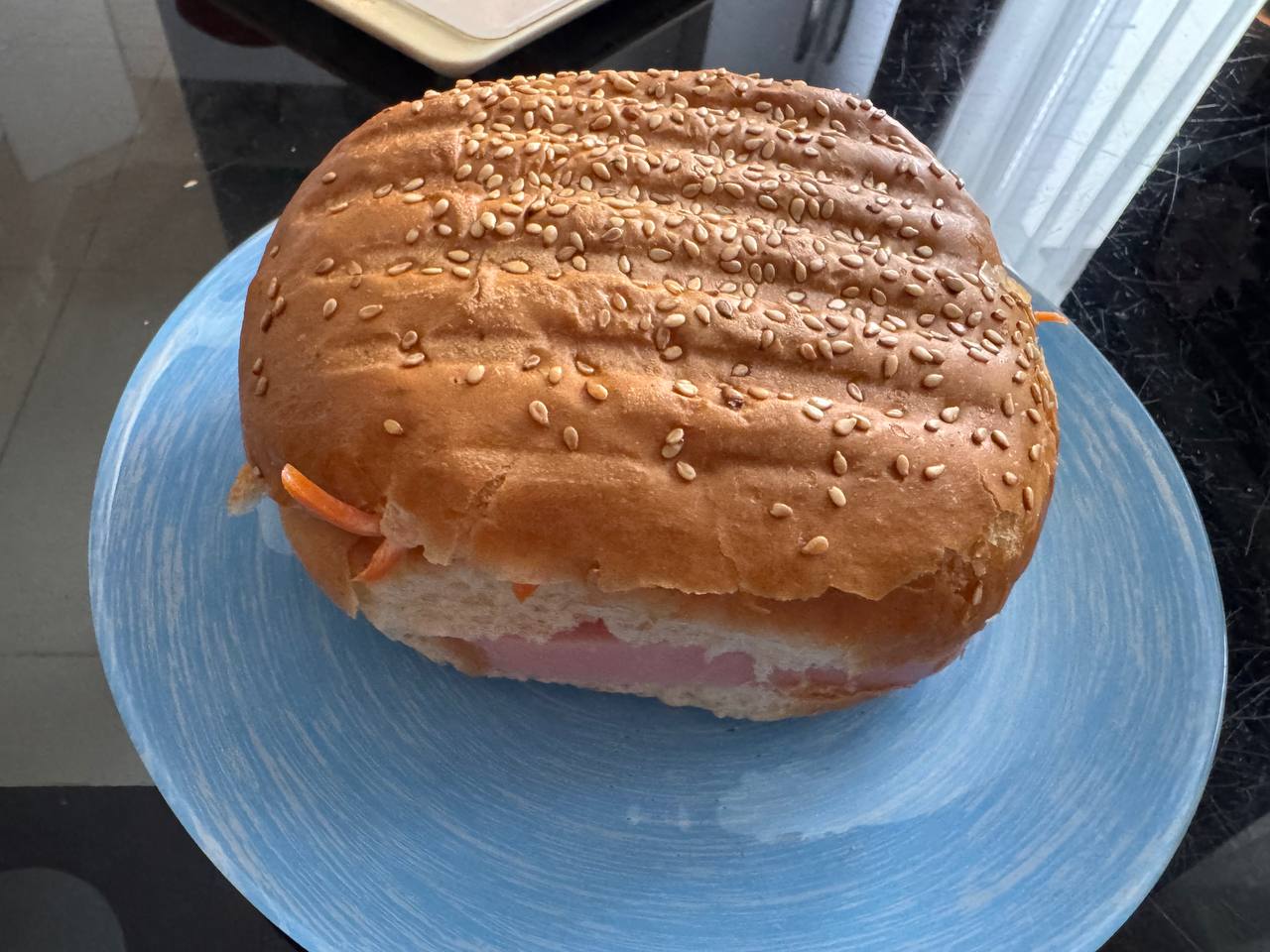 🍔 Подписчики хвалили бургеры под мостом. Проверил: двойная ветчина есть, восторг пока ищу.