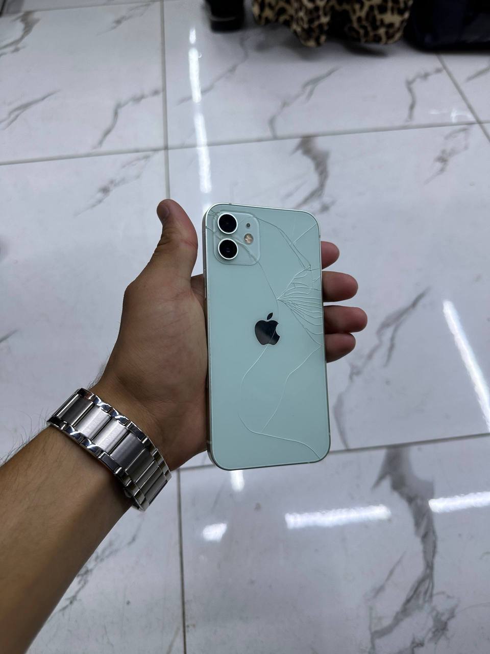 iPhone 12 krishkasi singan, hamyonbop narxda sotiladi