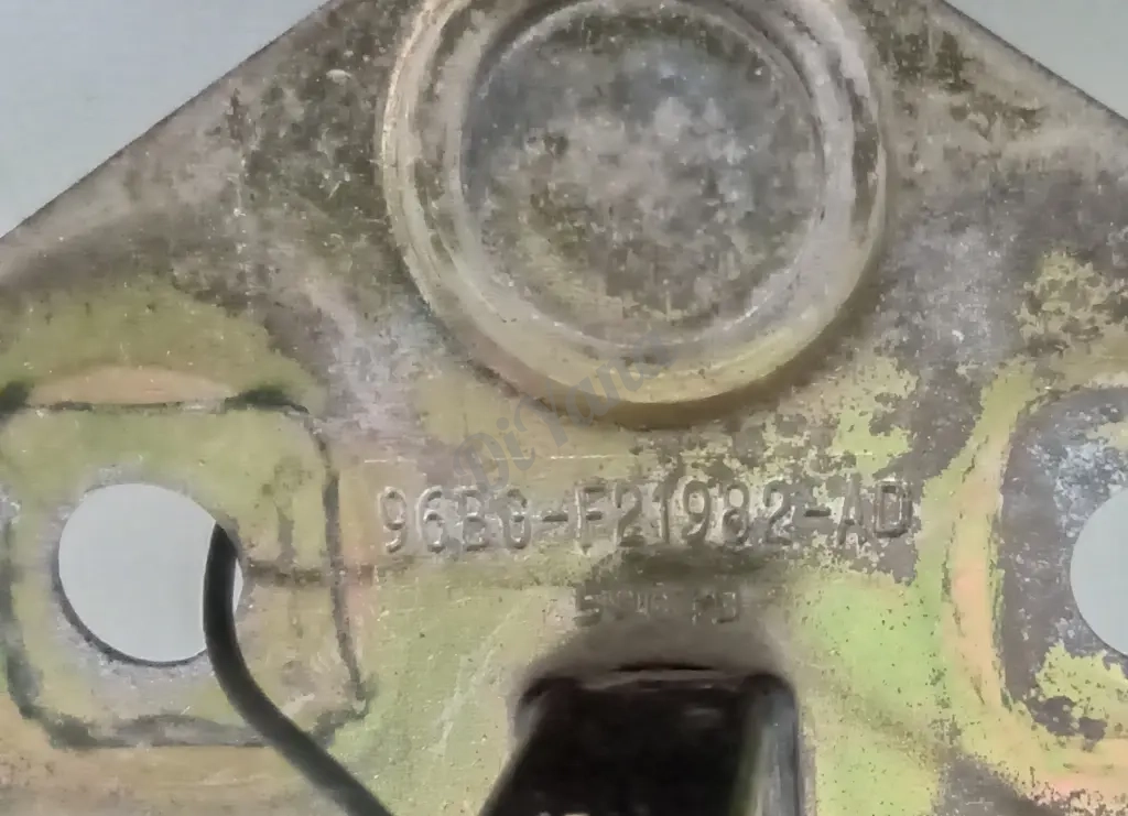 Петля двери Ford focus1