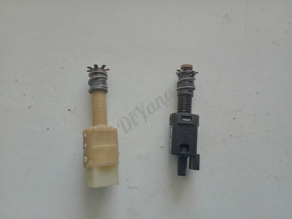 Датчик педали сцепления,датчик стоп сигнала volkswagen Passat b5