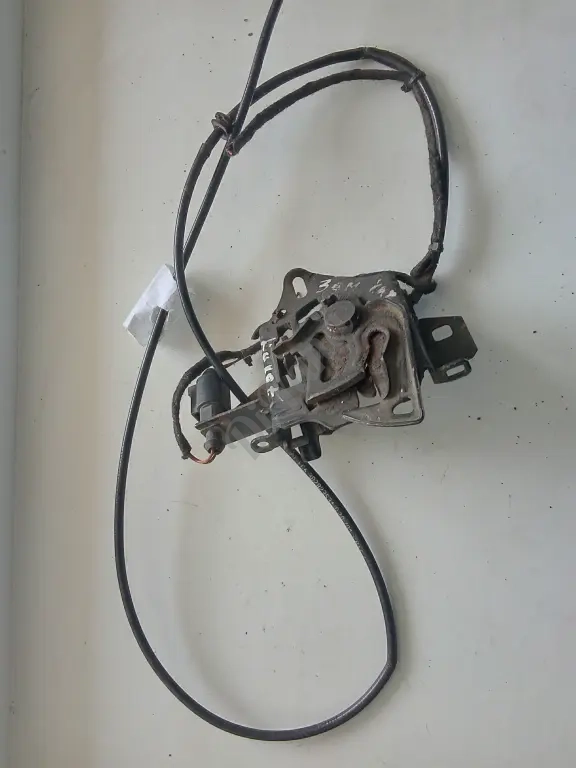 Крючок крышки капота Volkswagen Passat b5