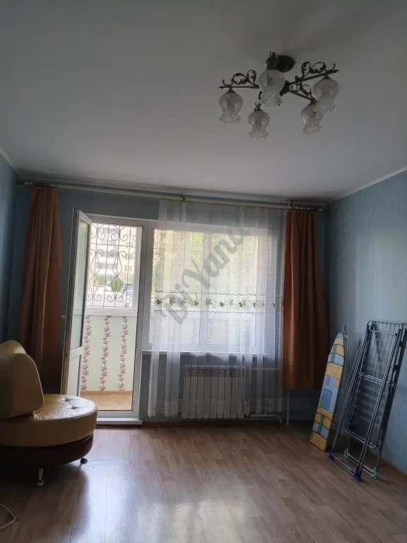 Продаю 3х комнатную квартиру на 1м этаже на бульваре под коммерцию..