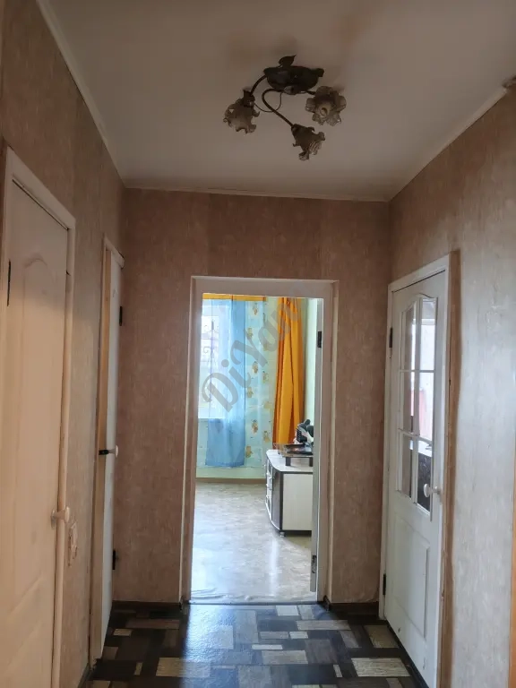 Продаю 3х комнатную квартиру на 1м этаже на бульваре под коммерцию..