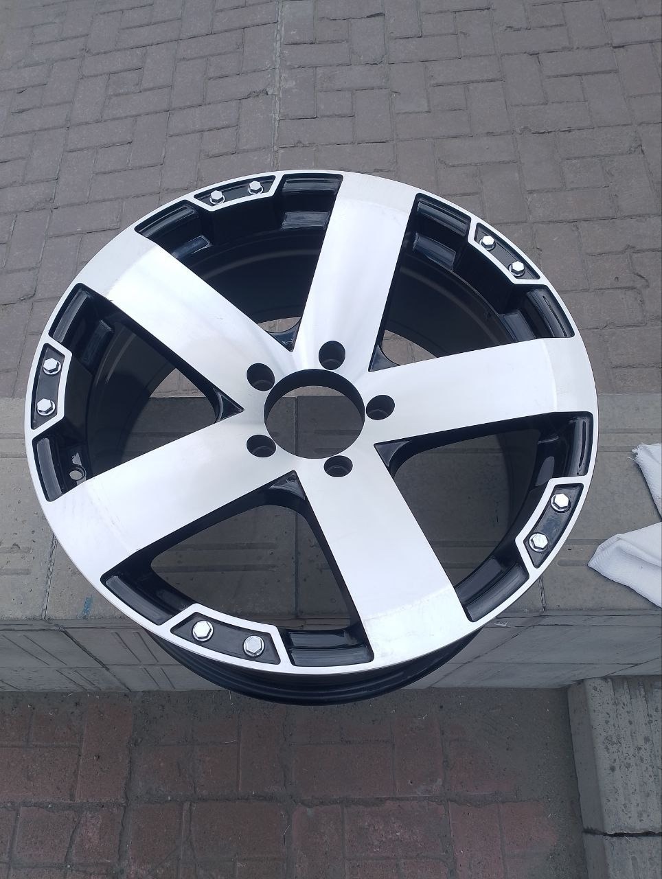 Диск б/у литой 9.0x20 5x139.7 ET20 dia 108.1 RR CSS9136 B-P