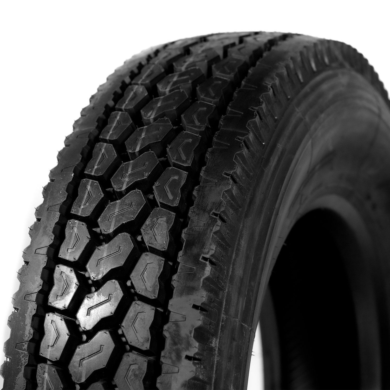 Грузовая шина для ведущей оси Advance GL266D 