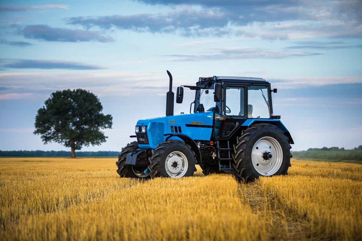 Новинка для полей и дорог: представлена всесезонная сельхозшина ADWANCE M215 16.5/70-18