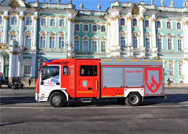 На вооружение питерских спасателей поступила пожарная автоцистерна на базе JAC N120