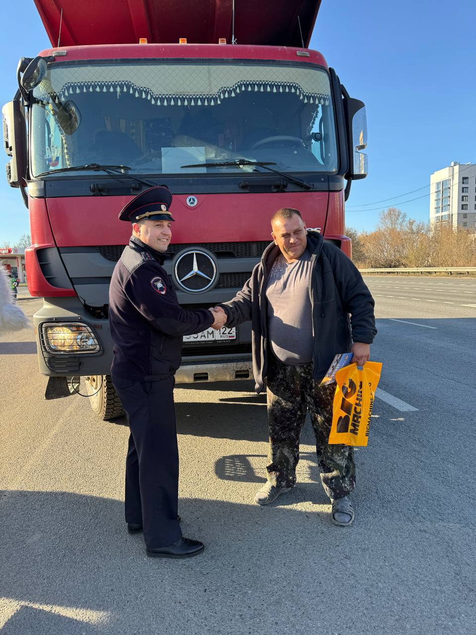 Без штрафов и протоколов: барнаульских дальнобойщиков поздравили с Днём автомобилиста!