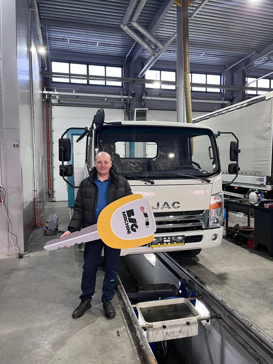 В BIGMACHINE состоялась выдача грузового автомобиля JAC N90LS (открытый борт)