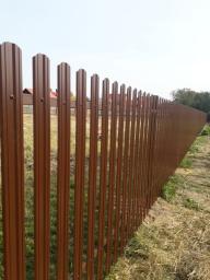 Устройство забора из штакетника