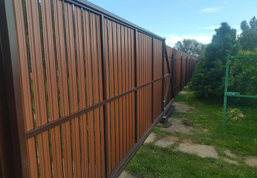 Забор из металлического штакетника