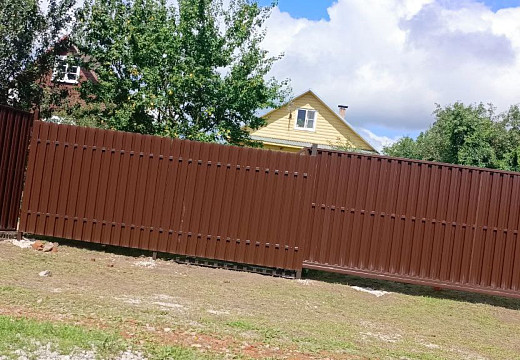 Забор из металлического штакетника