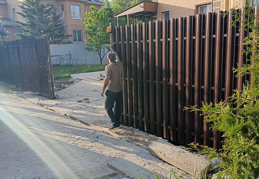 Забор из металлического штакетника