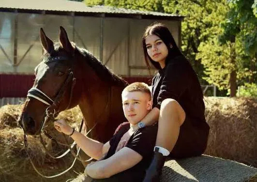 Promenade à cheval pour enfant de 8 à 14 ans avec apprentissage et accompagnement d'un guide (1 heure académique) par un club hippique familial
