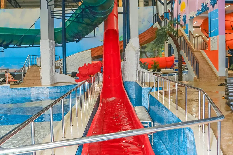 Dia inteiro no parque aquático com toboáguas e piscinas nos fins de semana e feriados (sáb-dom) para adultos ou crianças