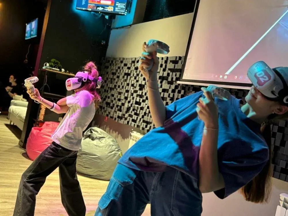 Jogo clássico individual de realidade virtual (60 minutos) nos fins de semana para uma pessoa (sex-dom e feriados) no centro de realidade virtual