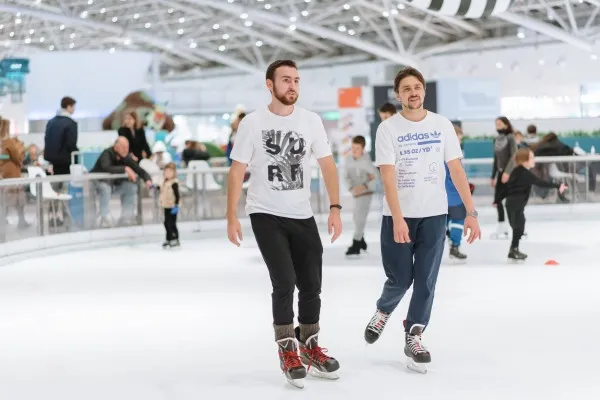 1 hora de patinação pública no gelo para um adulto em dias úteis ou fins de semana