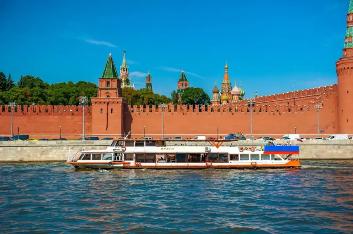 Круговая речная прогулка по центру Москвы на теплоходе