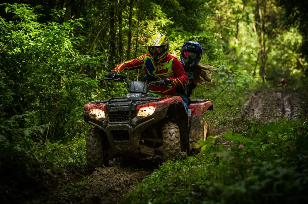 جولة مفعمة بالأدرينالين بالدراجات الرباعية على مسار تور إكستريم المثير