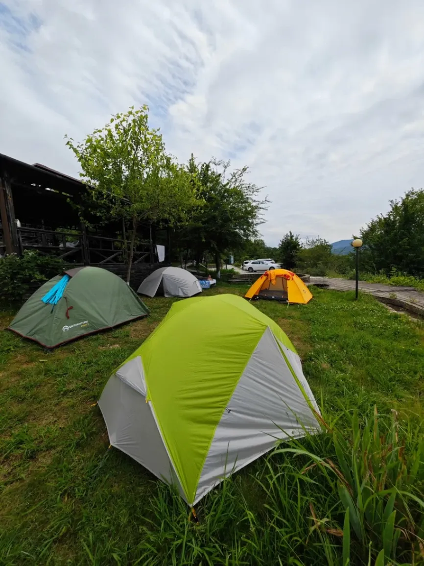 Glamping de Luxo sob o Céu Estrelado de Sóchi: Retiro no Terraço da Montanha