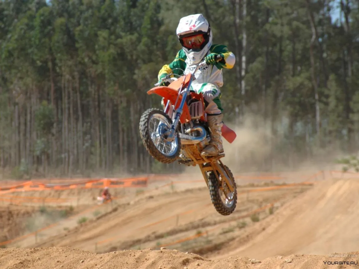 Emocionante Aventura de Motocross: Pilotar Mini Motos na Natureza Cênica de Moscou
