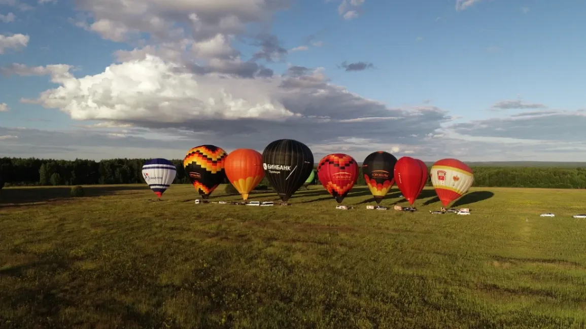 Voyage Exceptionnel en Montgolfière pour Quatre : Hospitalité de Luxe et Cérémonie Traditionnelle de Couronnement