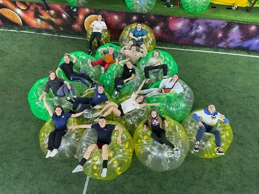 Зажигательный бампербол: приключение в клубе Bumperball
