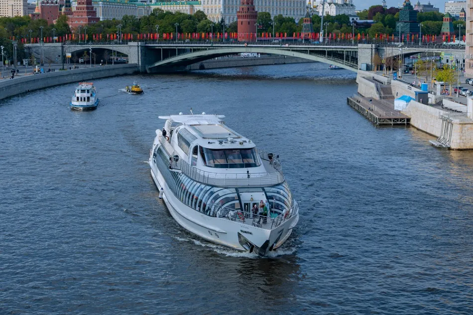 Luxury Dinner Cruise & Scenic Views in the Heart of Moscow