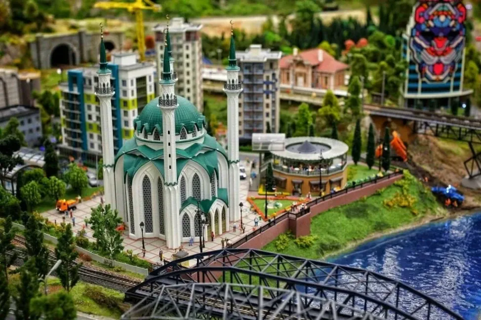 La Russie en miniature, située sur une surface de 800 mètres carrés, permet d'apprécier la richesse, la beauté et l'unicité de notre pays.

À l'origine, le musée, créé avec les fonds personnels d'un entrepreneur local, ne devait représenter que Saint-Pétersbourg. Cependant, dès l'étape de la conception, il a été décidé de recréer en miniature la quasi-totalité de la Russie.

Outre la capitale du Nord, on y trouve la Sibérie, l'Outre-Oural, la Caspienne, Sotchi et le Kamtchatka, la chaîne de l'Oural, Moscou, la Taïga et l'Extrême-Orient.

La maquette elle-même est conçue comme un système interactif unique qui transmet le changement des traditions et des paysages. Outre les principaux sites touristiques russes, on peut y voir des scènes de la vie quotidienne.
