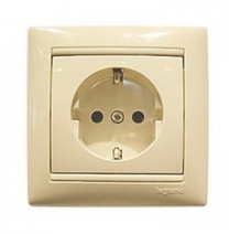 Legrand Valena Крем Розетка 1-ая с/з литая