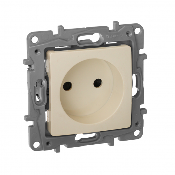 Legrand Etika Сл.кость Розетка б/з со шторками  винт. клем.