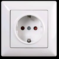 VS2811116 Розетка 1х с заземлением со шторками бел.