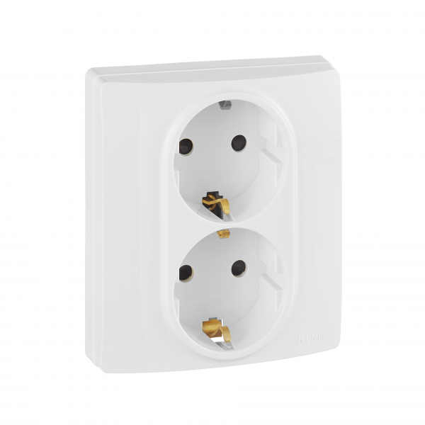 Legrand Etika Бел 2-я Розетка с/з со шторками  авт. клем.