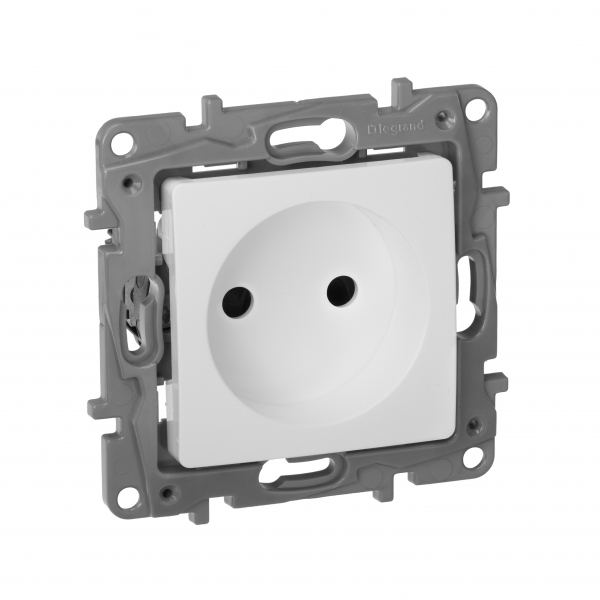 Legrand Etika Бел Розетка б/з со шторками  винт. клем.