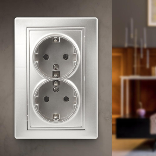 Розетка Intro Plano 1-205-03 с заземлением двойная 2X2P+E Schuko, 16А-250В, IP20, СУ, алюминий