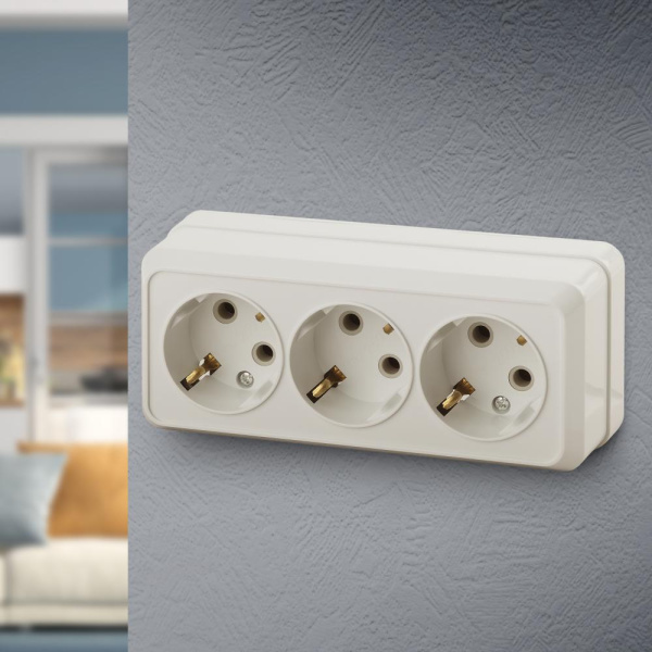 Розетка Intro Quadro 2-206-02 с заземлением трехместная 3х2P+E, 16А-250В, IP20, ОУ, слоновая кость